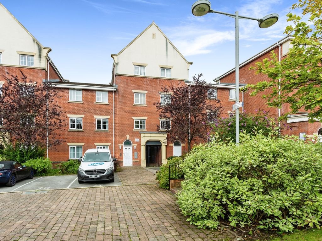 2 bed flat for sale in Derby Court, Walmersley, Bury, Greater Manchester BL9, £125,000