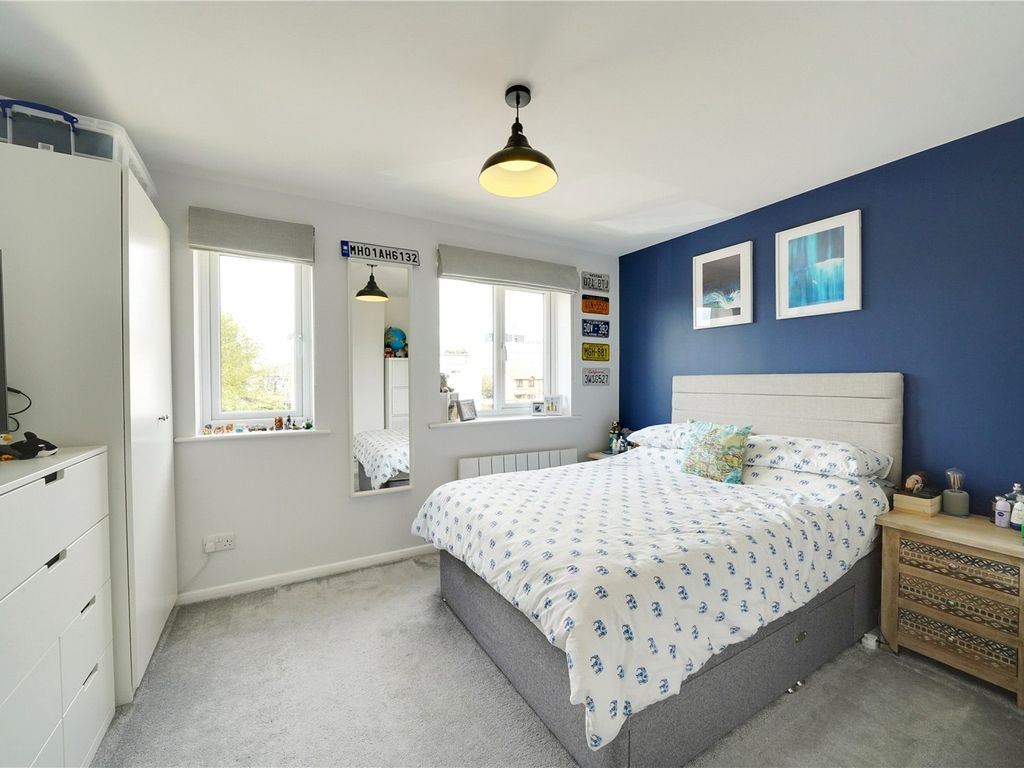 1 bed flat for sale in Linwood Crescent, Enfield EN1, £235,000