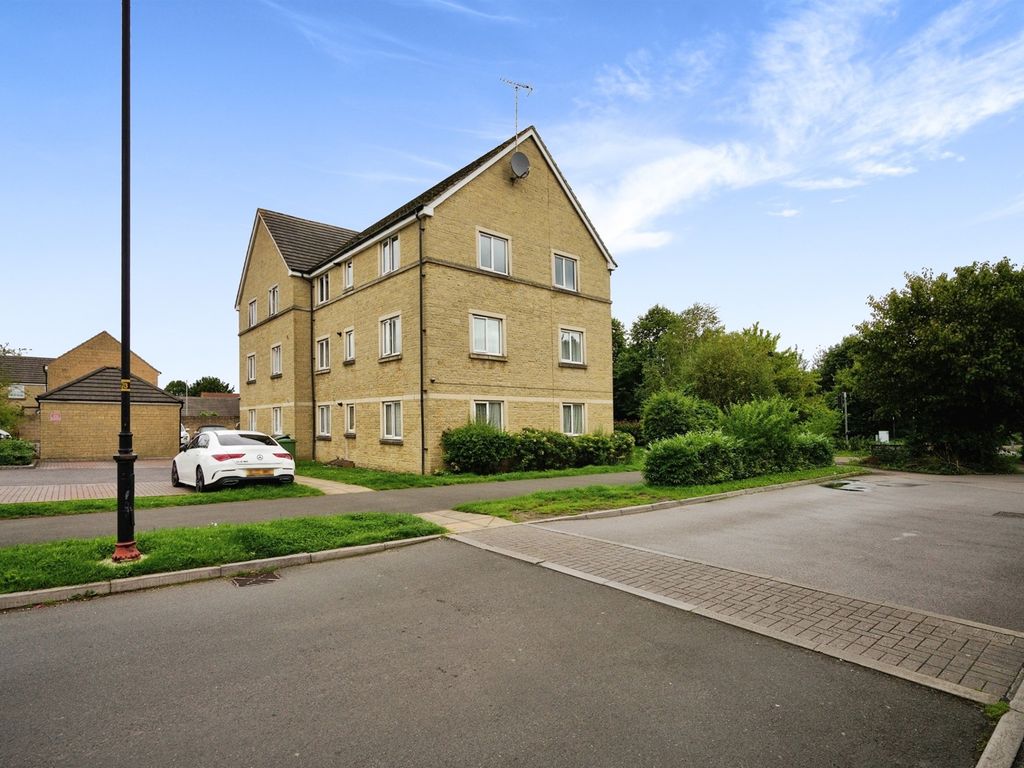 2 bed flat for sale in Harrier Close, Calne SN11, £150,000