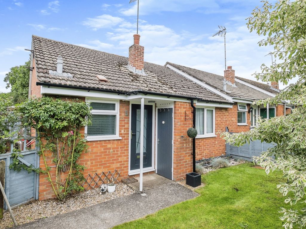 1 bed terraced bungalow for sale in Little Hoddington Close, Upton Grey, Basingstoke RG25, £300,000