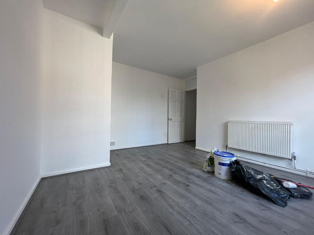 2 bed flat for sale in Bromley High Street, London E3, £320,000