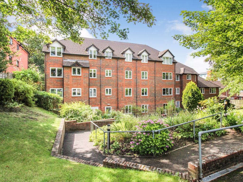 2 bed flat for sale in Flat 24, Meadsview Court, Farnborough, Hampshire GU14, £140,000