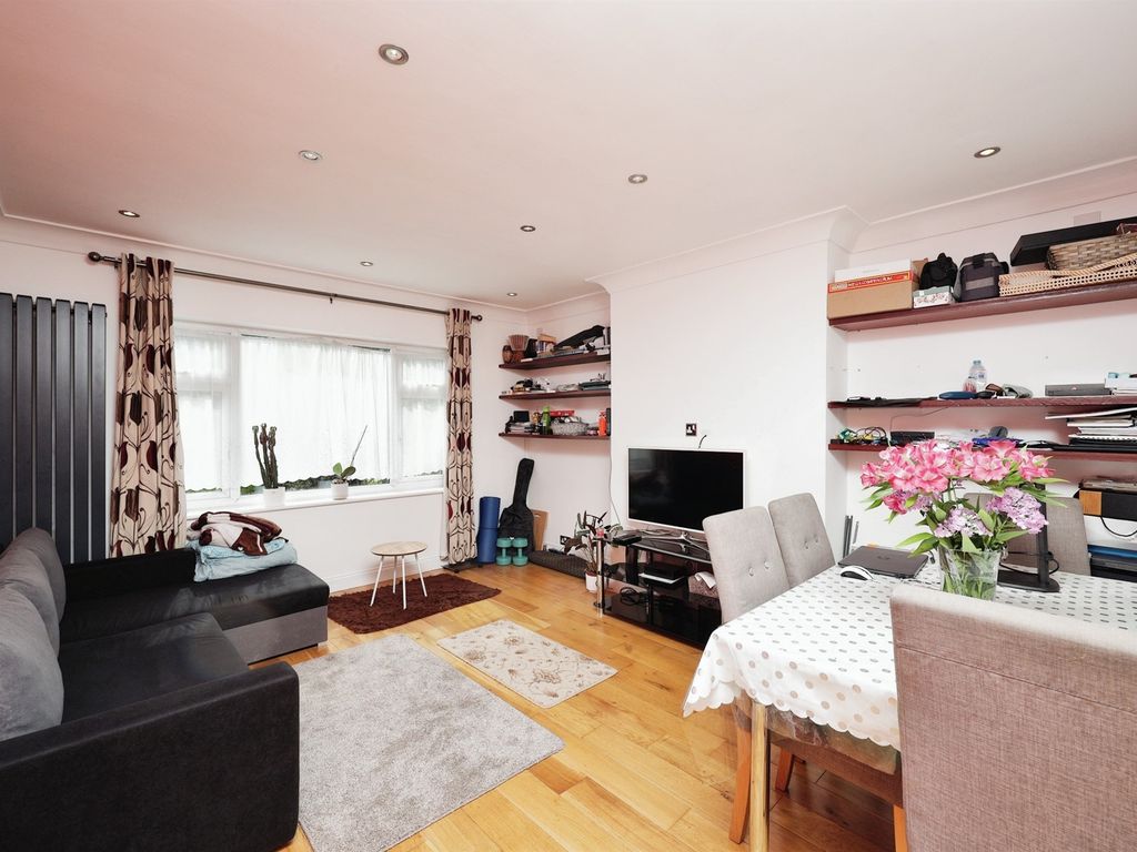 2 bed flat for sale in Waterside, Chesham HP5, £250,000