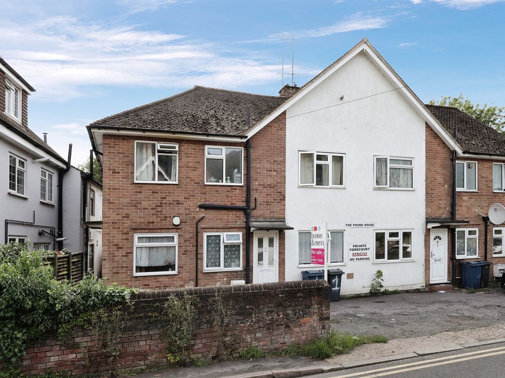 2 bed flat for sale in Waterside, Chesham HP5, £250,000