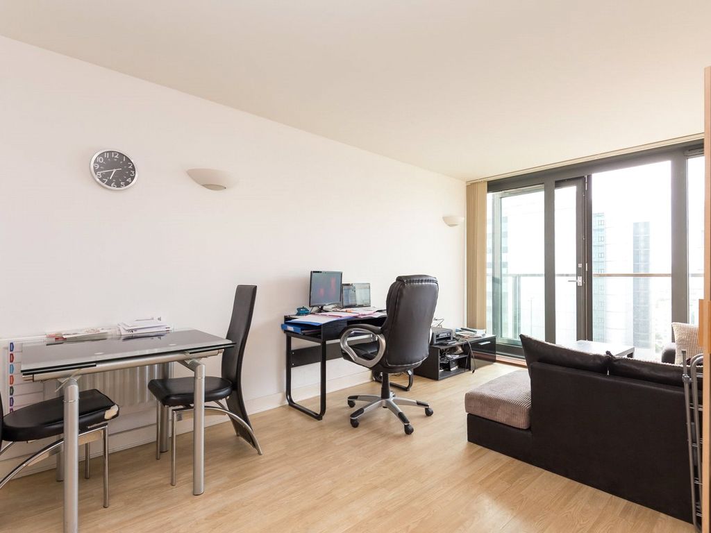 1 bed flat for sale in Blackwall Way, London E14, £315,000
