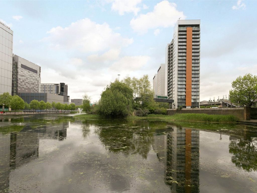 1 bed flat for sale in Blackwall Way, London E14, £315,000