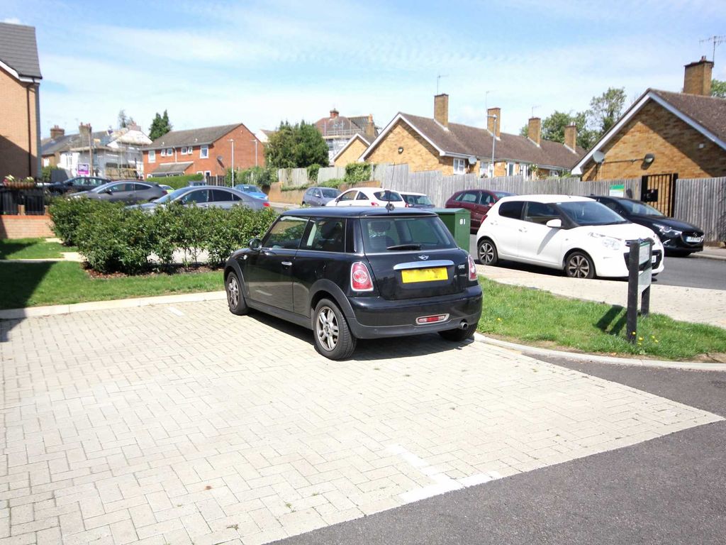 1 bed flat for sale in Ebberns Road, Apsley HP3, £270,000