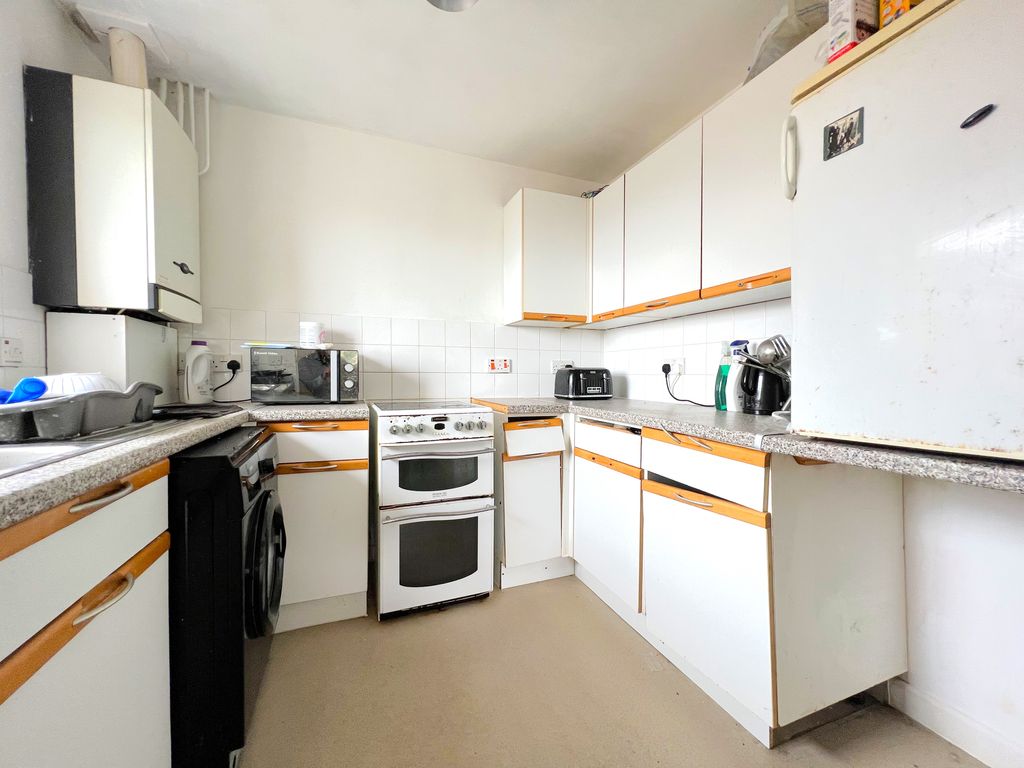 1 bed flat for sale in Haslemere Road, Southsea PO4, £65,000