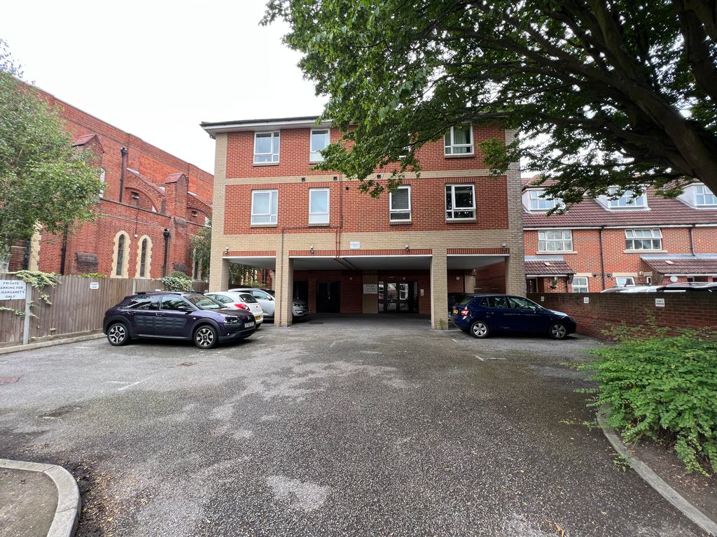 1 bed flat for sale in Haslemere Road, Southsea PO4, £65,000