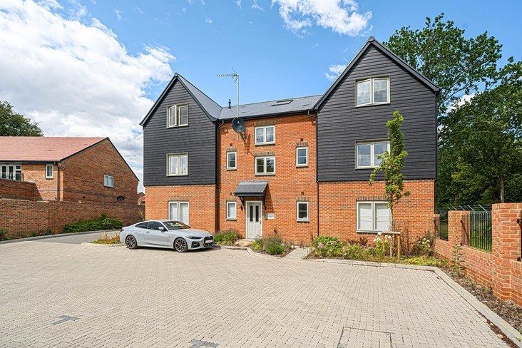 1 bed flat for sale in Hodgebrook House, Deepcut, Camberley GU16, £77,000