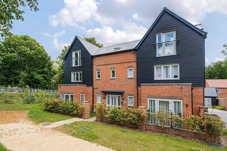 1 bed flat for sale in Hodgebrook House, Deepcut, Camberley GU16, £77,000