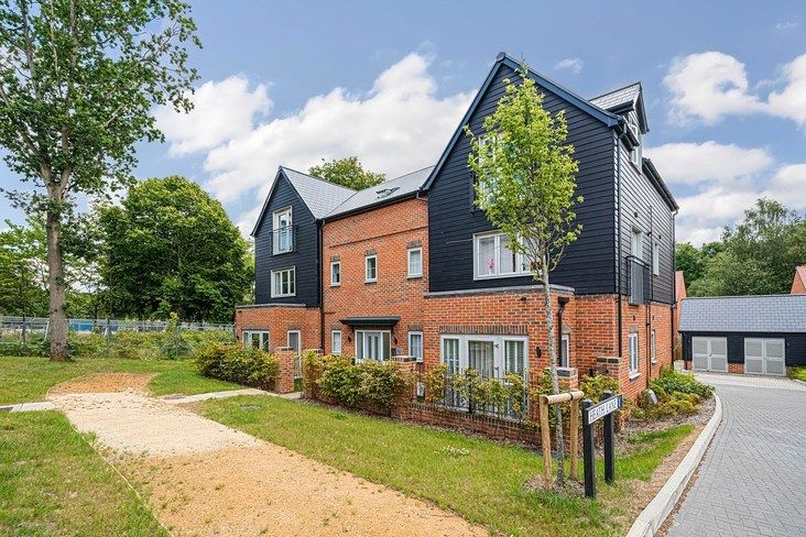 1 bed flat for sale in Hodgebrook House, Deepcut, Camberley GU16, £77,000