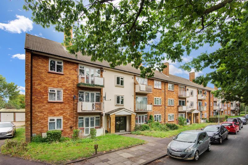 2 bed flat for sale in Devonshire Way, Hayes UB4, £300,000
