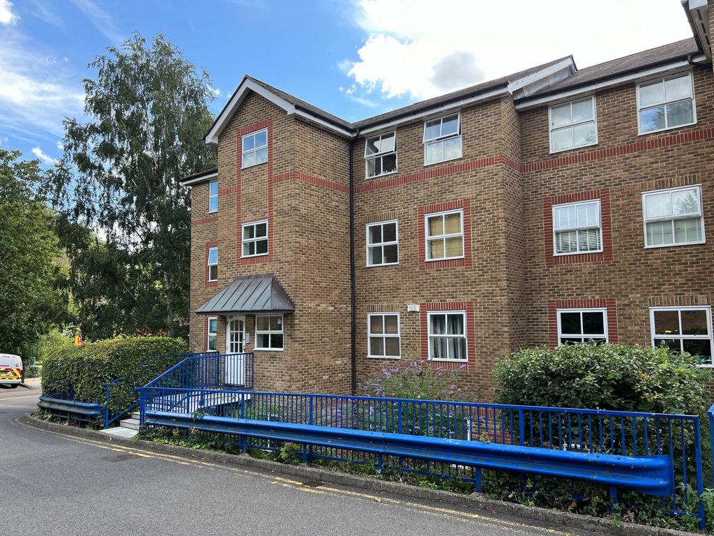 2 bed flat for sale in River Bank Close, Maidstone ME15, £190,000