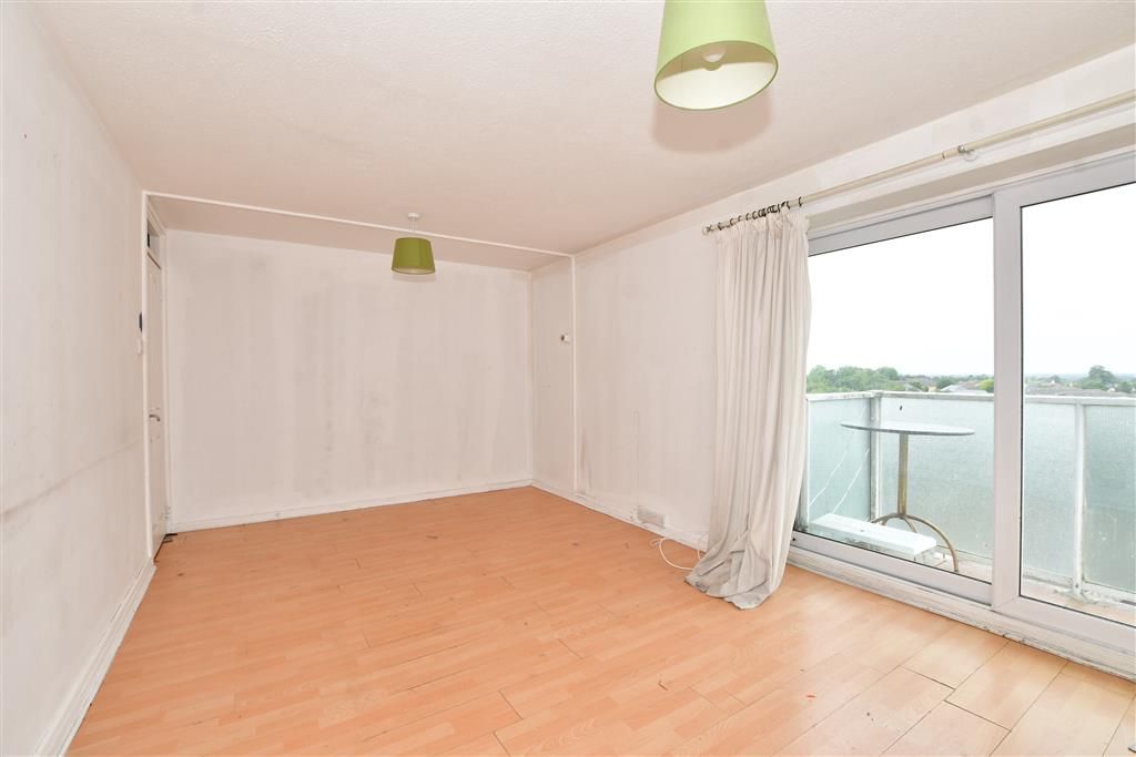 2 bed flat for sale in Basinghall Gardens, Sutton, Surrey SM2, £240,000