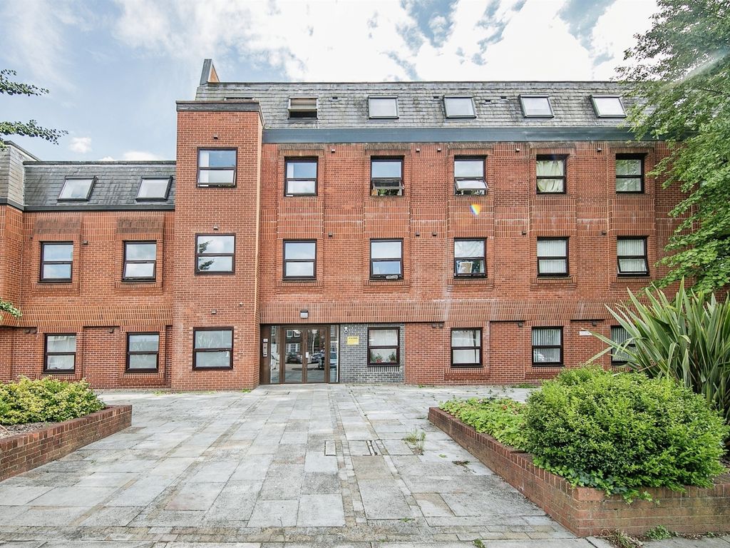 1 bed flat for sale in Cromwell Square, Ipswich IP1, £110,000