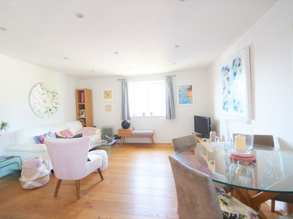 1 bed flat for sale in Heton Gardens, London NW4, £320,000