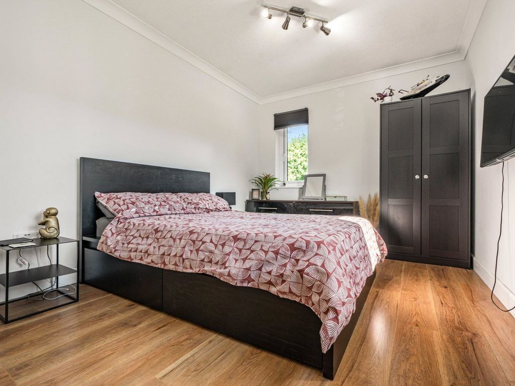 1 bed flat for sale in Bramley, Guildford, Surrey GU5, £250,000
