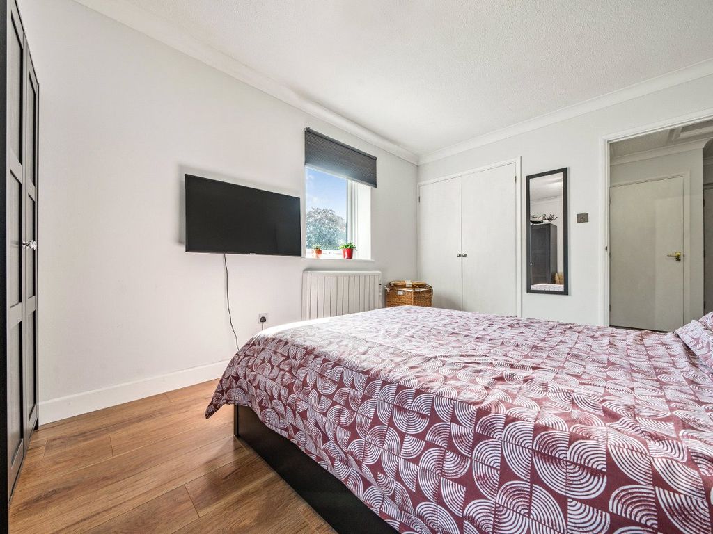 1 bed flat for sale in Bramley, Guildford, Surrey GU5, £250,000