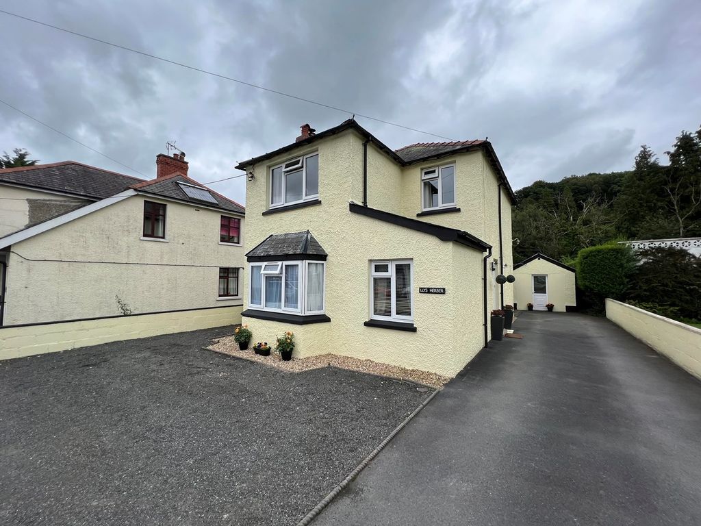 3 bed detached house for sale in Drefach Velindre, Llandysul SA44, £295,000