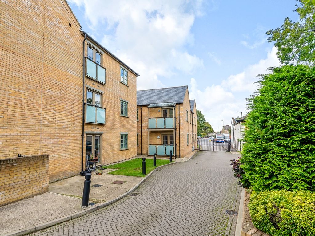 2 bed flat for sale in Nightingale Road, Hitchin SG5, £310,000