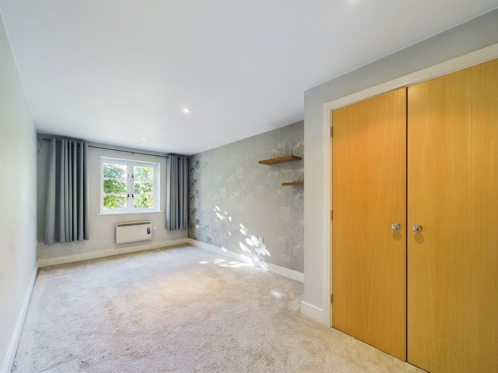 2 bed flat for sale in Nightingale Road, Hitchin SG5, £310,000