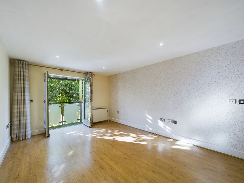 2 bed flat for sale in Nightingale Road, Hitchin SG5, £310,000