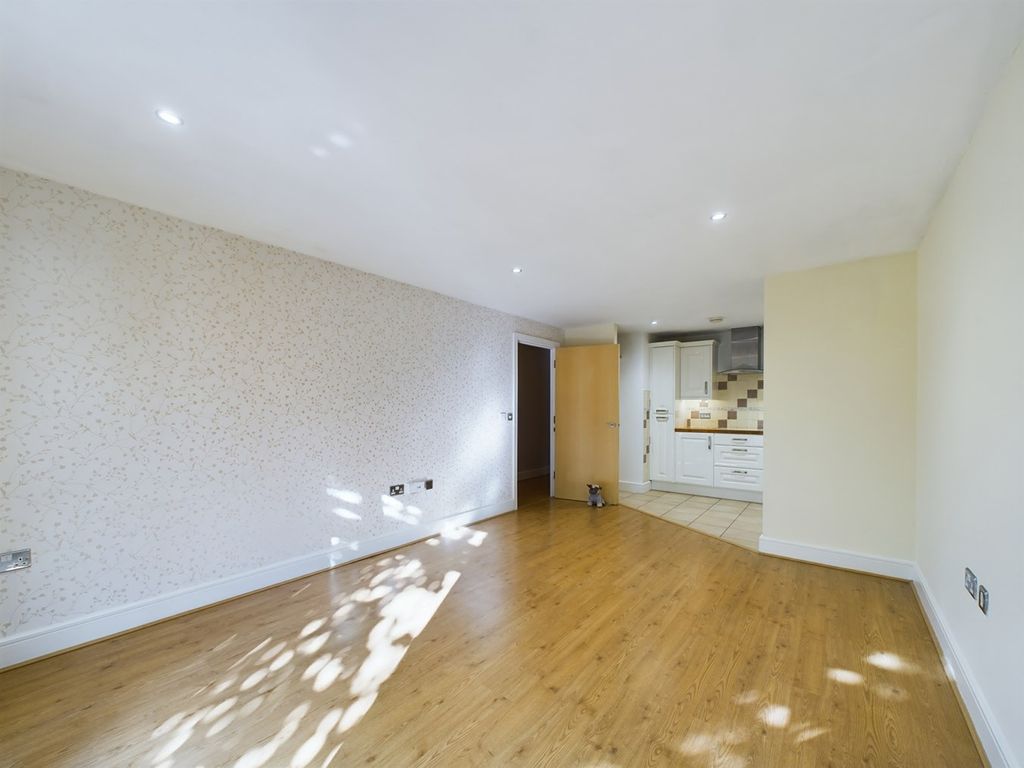 2 bed flat for sale in Nightingale Road, Hitchin SG5, £310,000