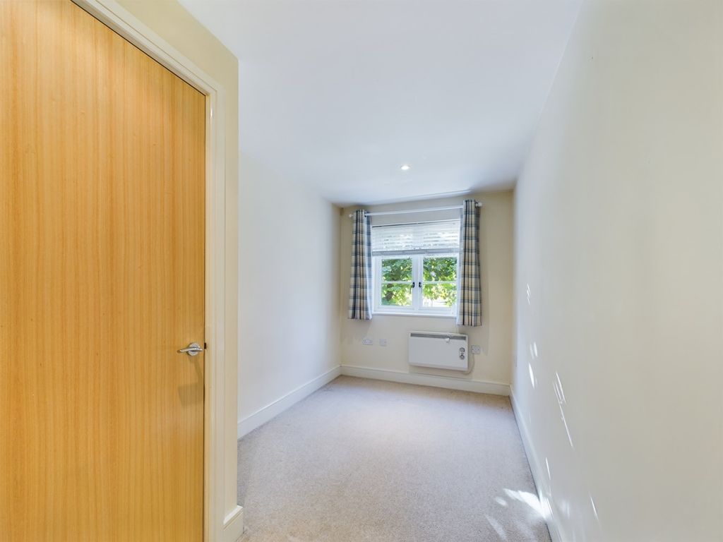 2 bed flat for sale in Nightingale Road, Hitchin SG5, £310,000