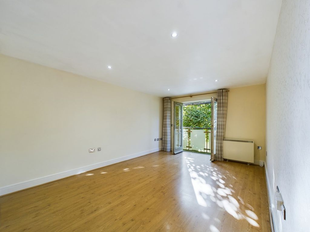 2 bed flat for sale in Nightingale Road, Hitchin SG5, £310,000