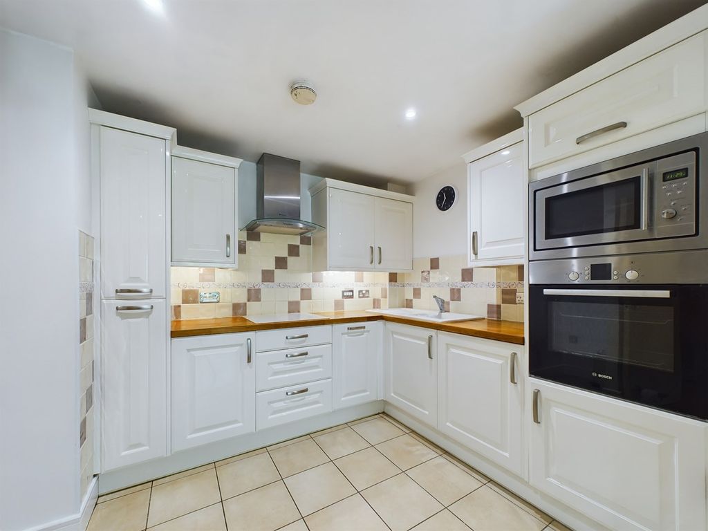 2 bed flat for sale in Nightingale Road, Hitchin SG5, £310,000