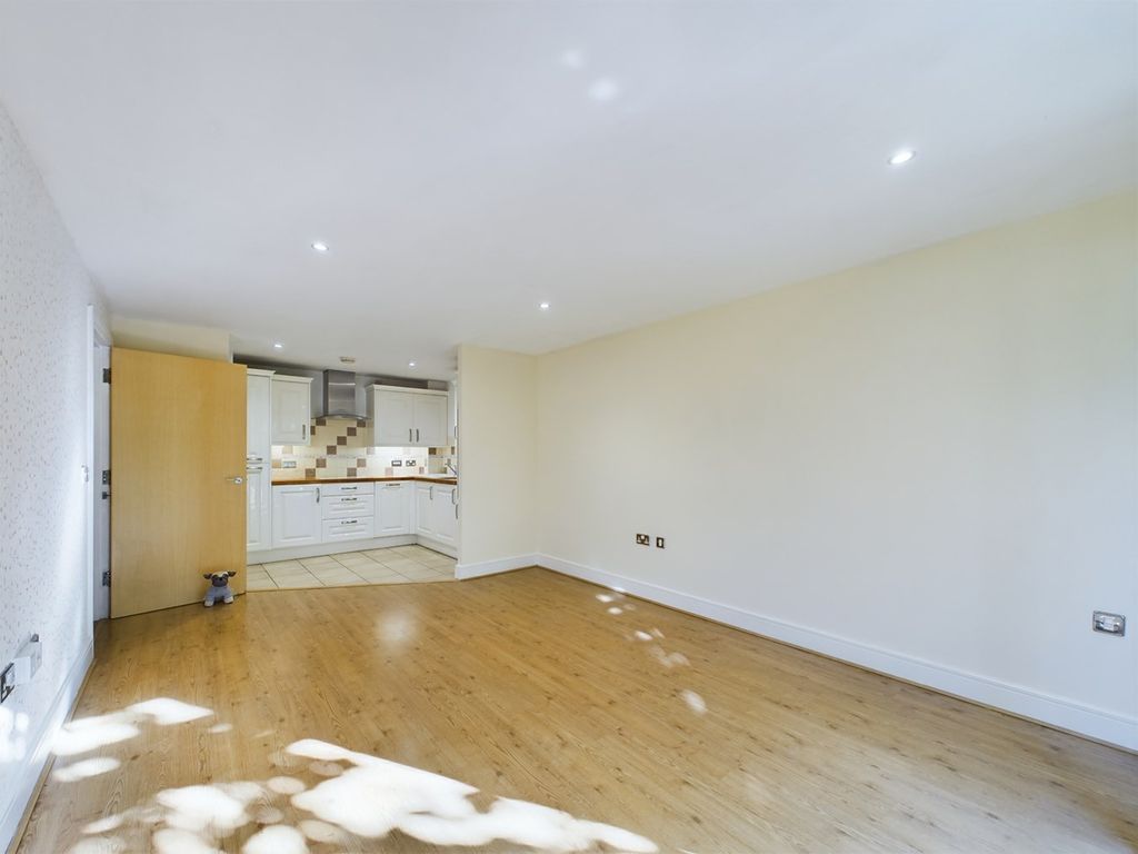 2 bed flat for sale in Nightingale Road, Hitchin SG5, £310,000