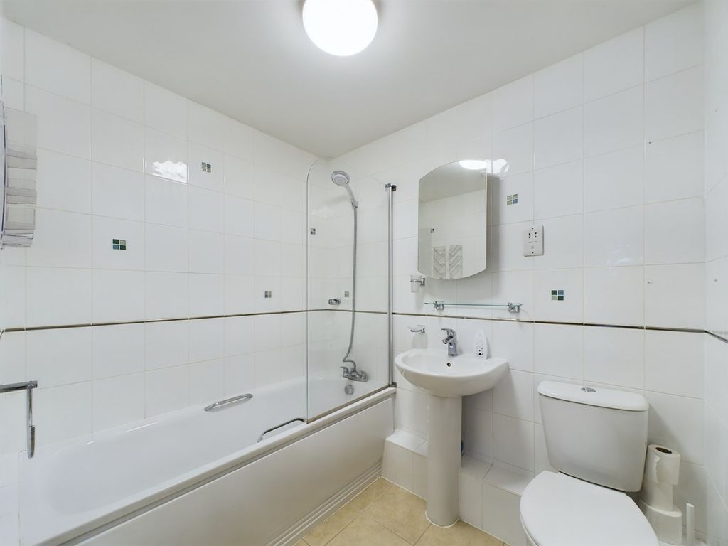 2 bed flat for sale in Nightingale Road, Hitchin SG5, £310,000