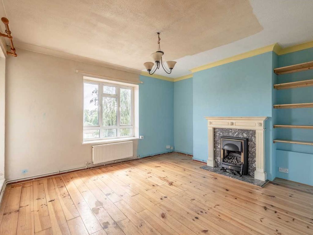 3 bed flat for sale in Meadow Road, Langley SL3, £260,000