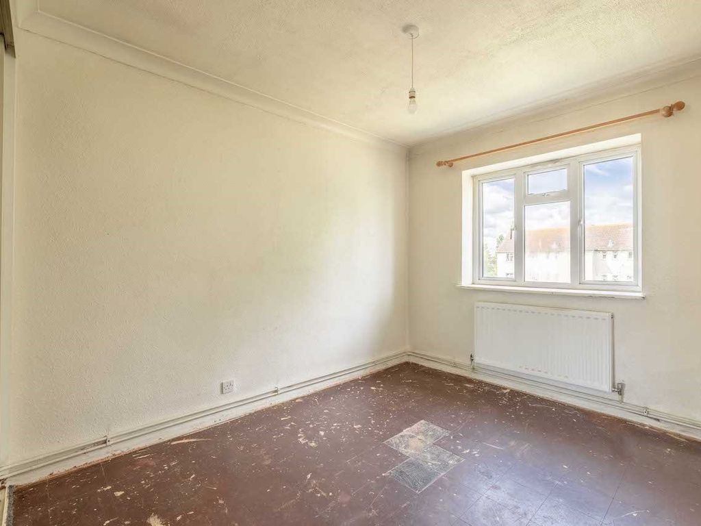 3 bed flat for sale in Meadow Road, Langley SL3, £260,000