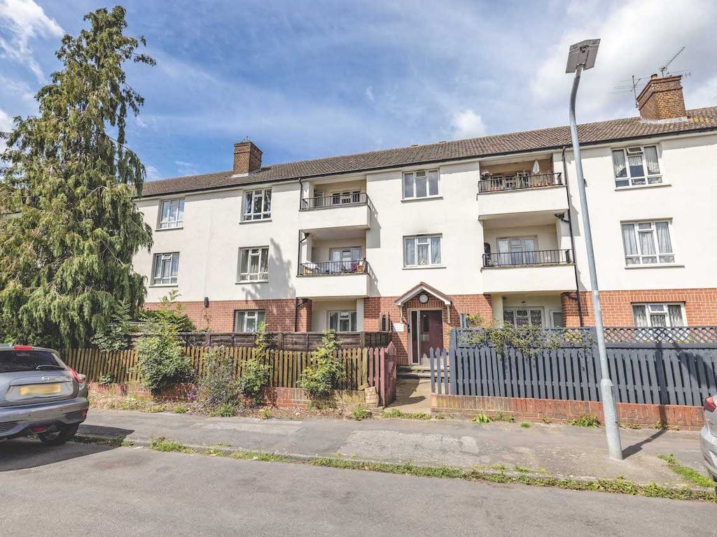 3 bed flat for sale in Meadow Road, Langley SL3, £260,000