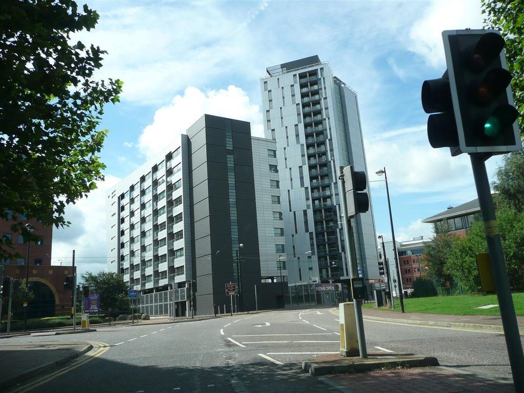 1 bed flat for sale in The Quays, Salford M50, £160,000