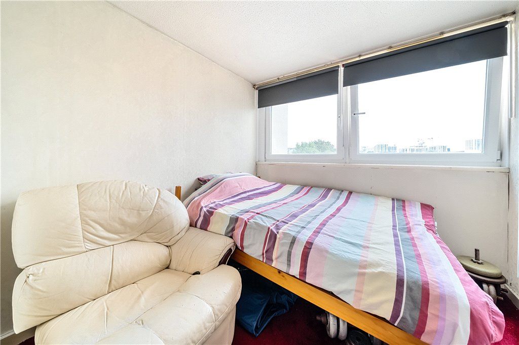 2 bed flat for sale in Green Dragon Lane, Brentford TW8, £260,000