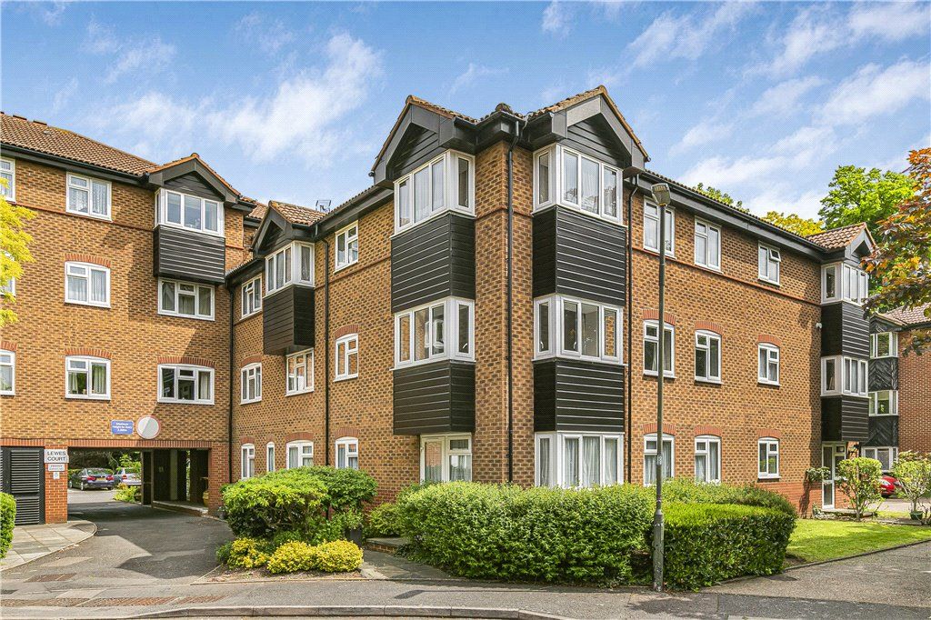 2 bed flat for sale in Chatsworth Place, Mitcham CR4, £140,000