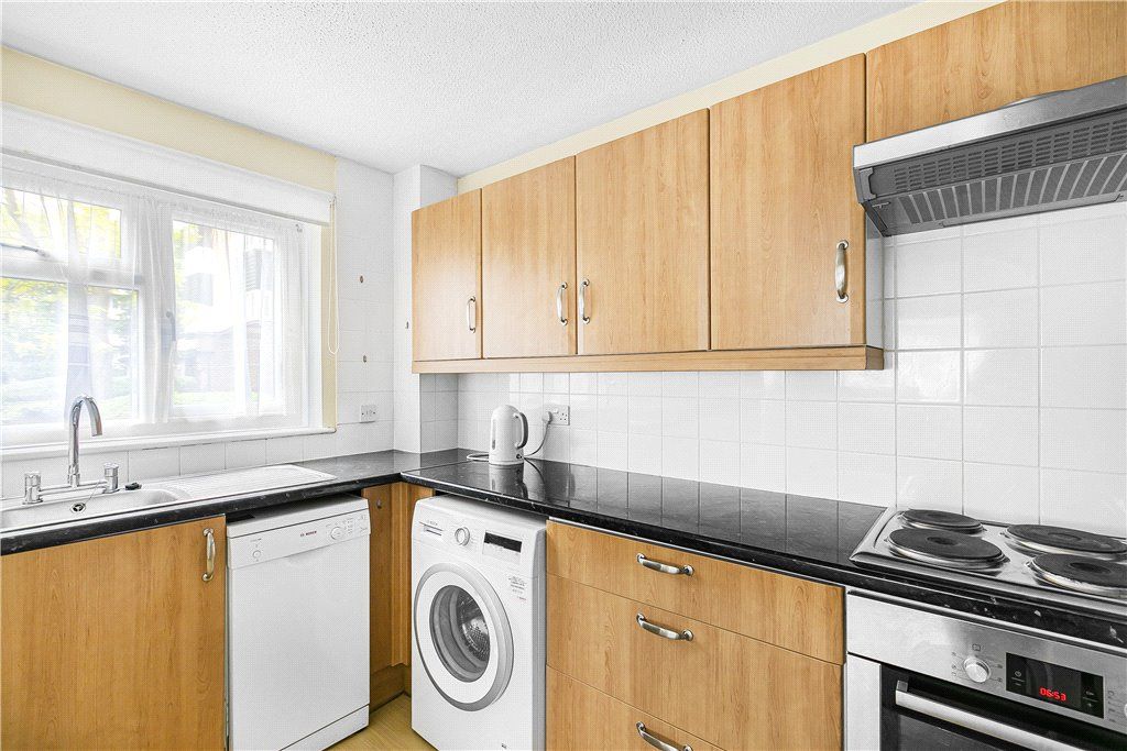 2 bed flat for sale in Chatsworth Place, Mitcham CR4, £140,000
