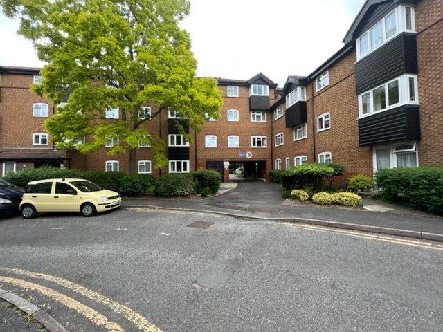 2 bed flat for sale in Chatsworth Place, Mitcham CR4, £150,000