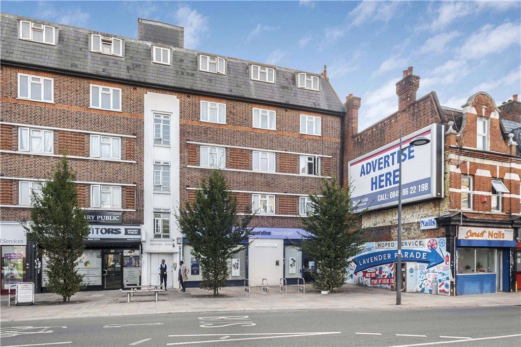 2 bed flat for sale in London Road, Mitcham CR4, £210,000