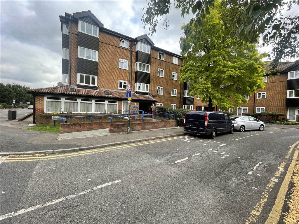 2 bed flat for sale in Chatsworth Place, Mitcham CR4, £165,000