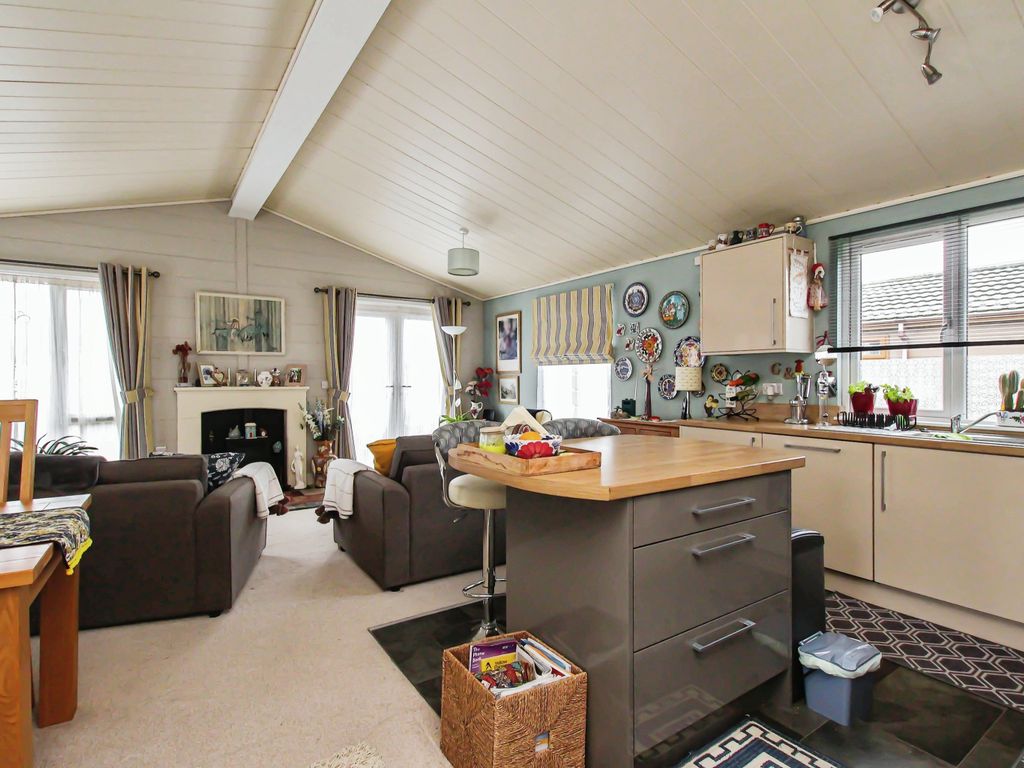 2 bed mobile/park home for sale in Cambridge Road, Stretham, Ely, Cambridgeshire CB6, £135,000