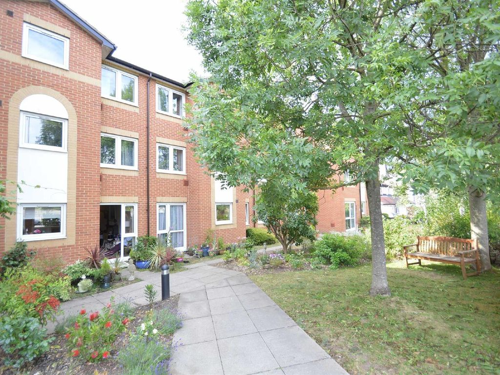1 bed flat for sale in Brighton Road, Coulsdon CR5, £145,000