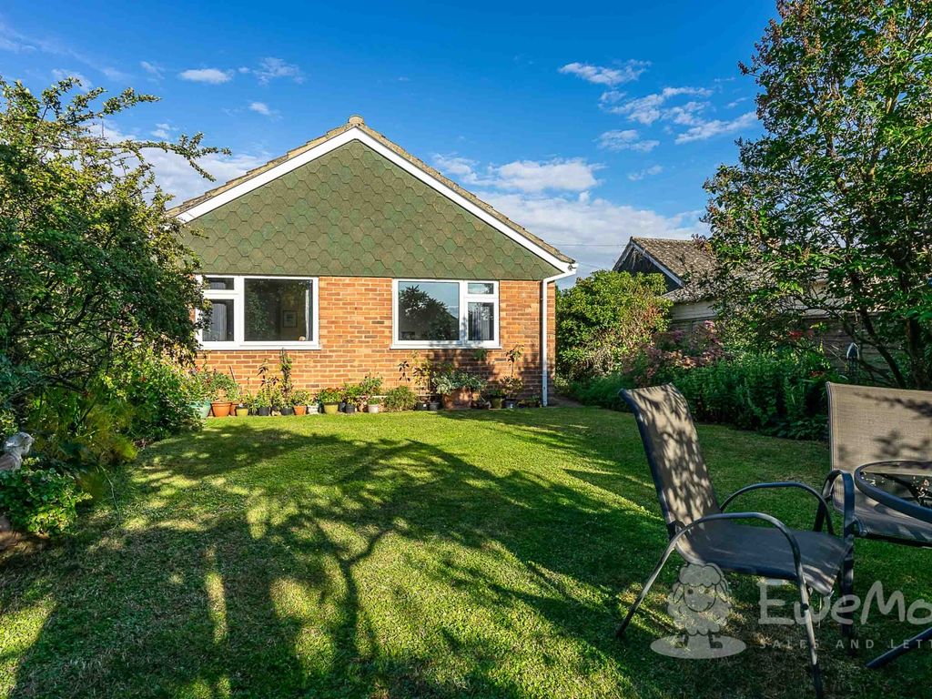 3 bed detached bungalow for sale in Hubbard Close, Wymondham NR18, £315,000