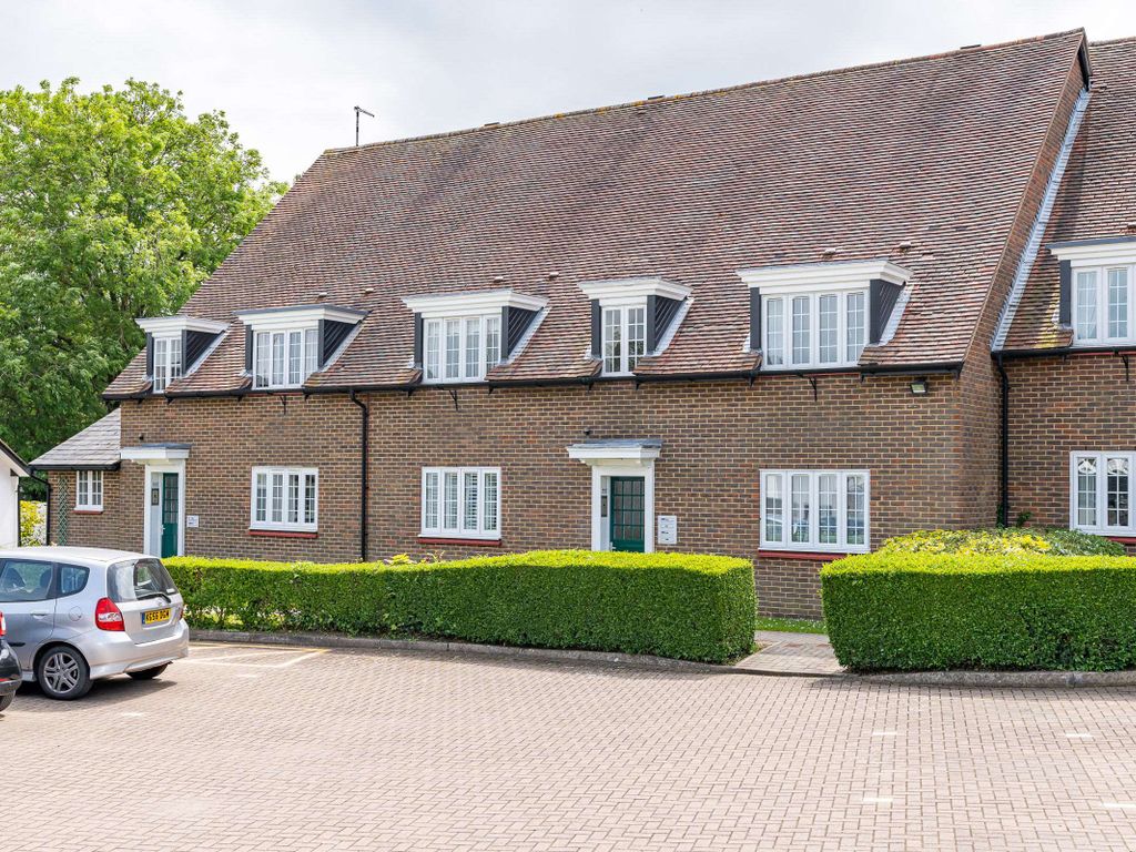 1 bed flat for sale in Barnside Court, Welwyn Garden City AL8, £265,000