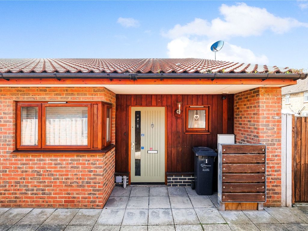 1 bed bungalow for sale in Ron Todd Close, Dagenham RM10, £200,000