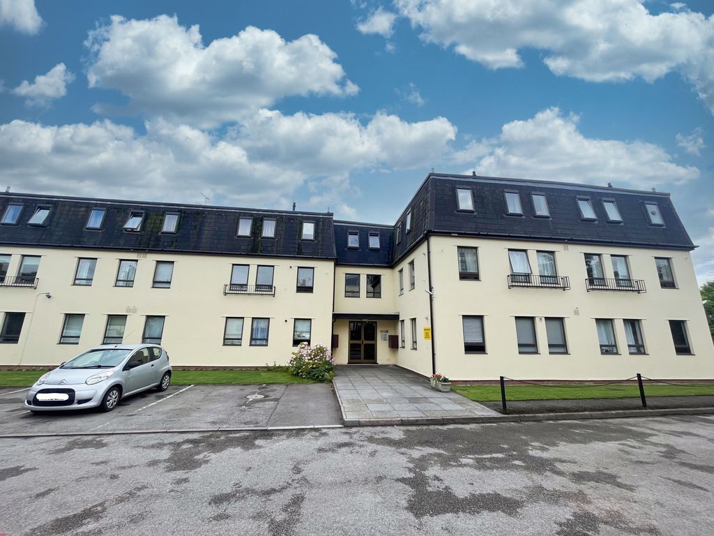 1 bed flat for sale in Cedar Court Road, Cheltenham GL53, £150,000