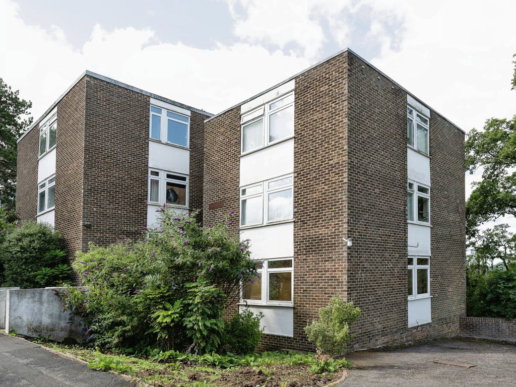 2 bed flat for sale in Frith Hill Road, Godalming, Surrey GU7, £250,000